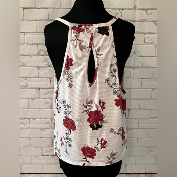 Floral Print Women's Tank Size XL
Key hole in back
Summer Spring Office Casual - Picture 2 of 4
